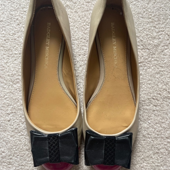 Designer Flats - Picture 1 of 2